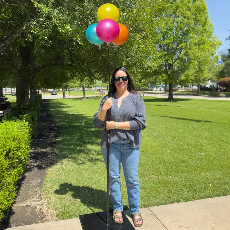 Reusable balloon cluster using 8&rdquo; small balloons in front of a small business.